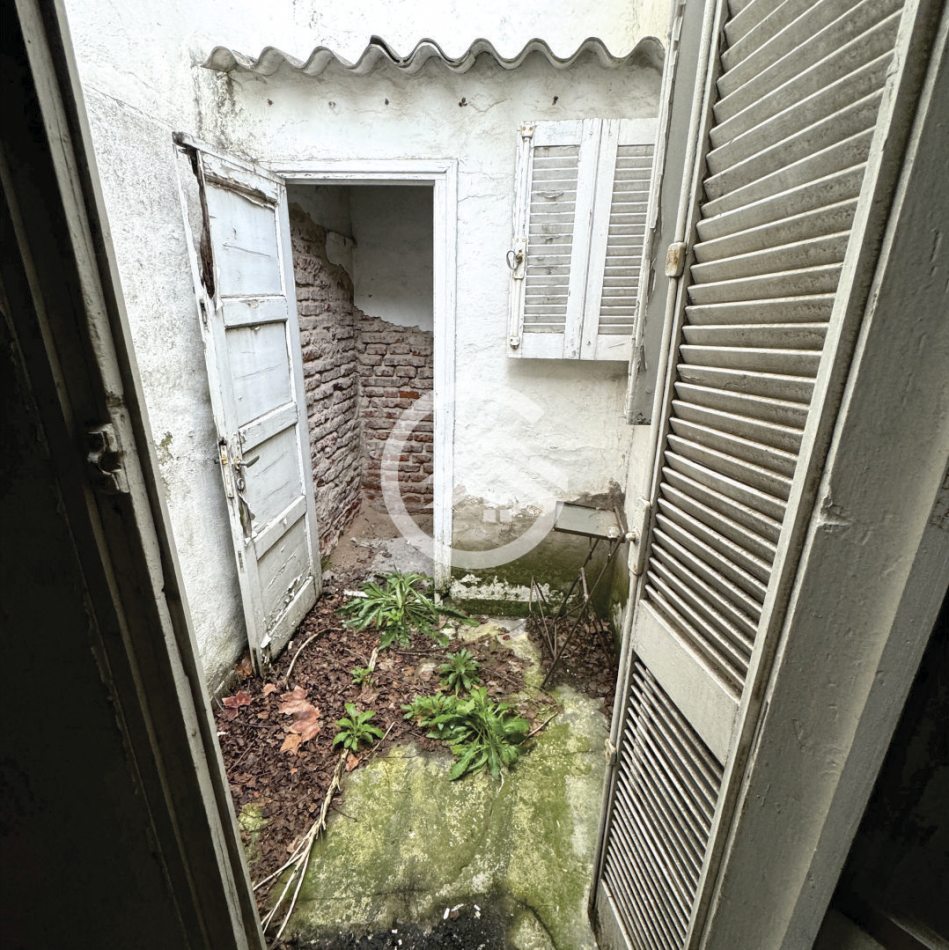 Chalet 5 amb. con patio y garaje + depto 3 amb. independiente.