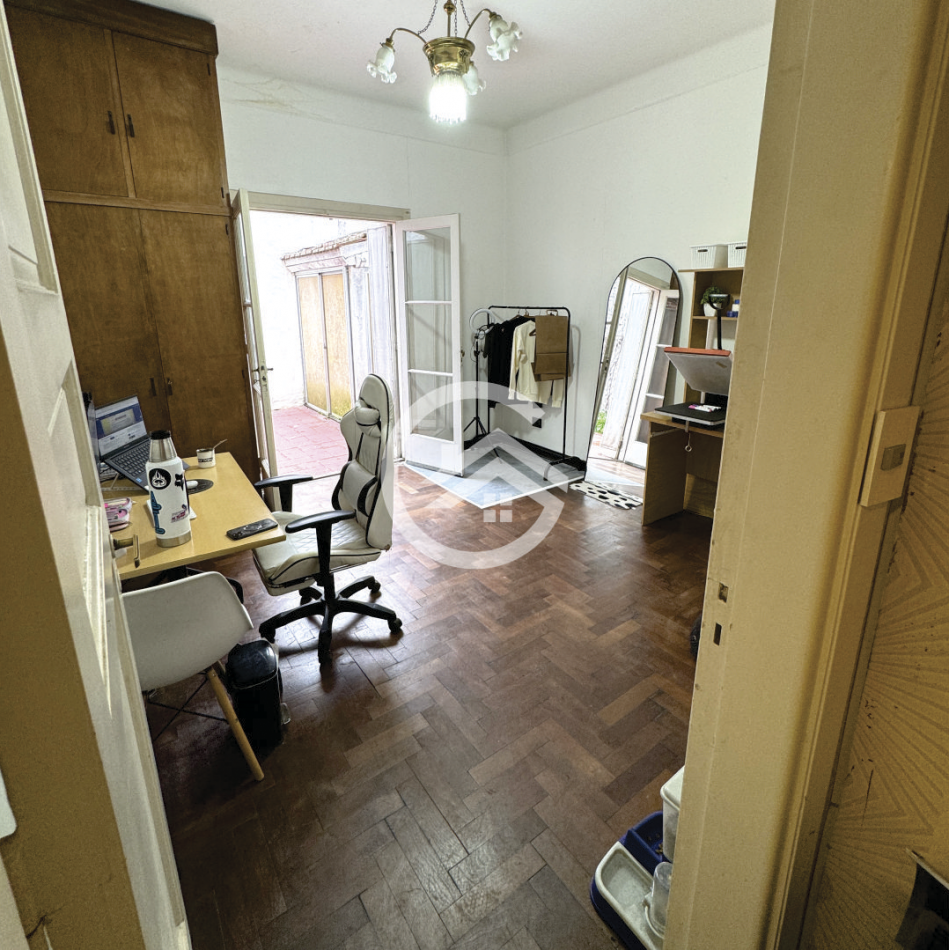 Chalet 5 amb. con patio y garaje + depto 3 amb. independiente.