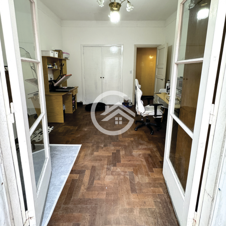 Chalet 5 amb. con patio y garaje + depto 3 amb. independiente.