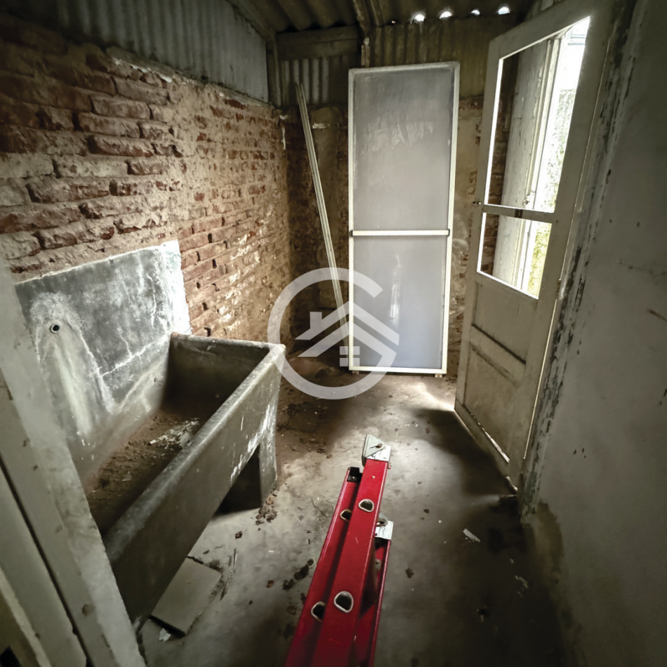 Chalet 5 amb. con patio y garaje + depto 3 amb. independiente.