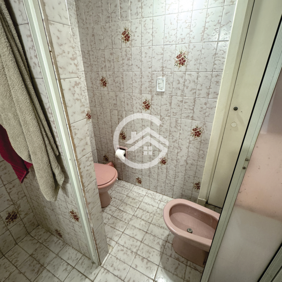 Chalet 5 amb. con patio y garaje + depto 3 amb. independiente.