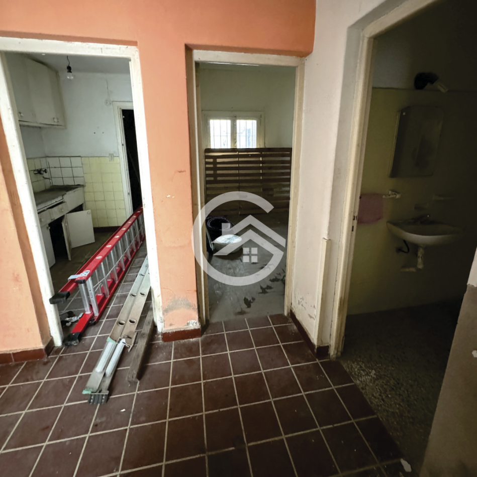 Chalet 5 amb. con patio y garaje + depto 3 amb. independiente.