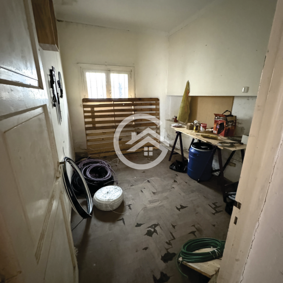 Chalet 5 amb. con patio y garaje + depto 3 amb. independiente.