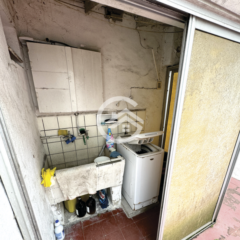 Chalet 5 amb. con patio y garaje + depto 3 amb. independiente.