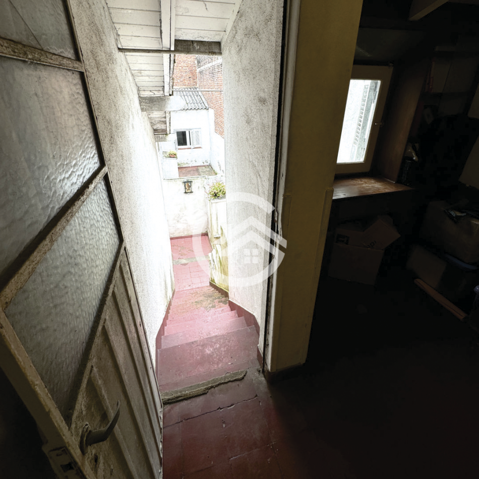 Chalet 5 amb. con patio y garaje + depto 3 amb. independiente.