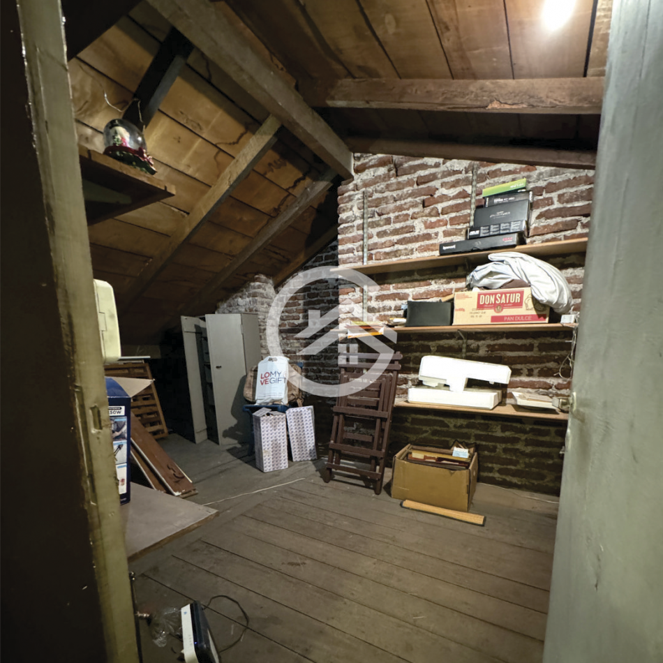 Chalet 5 amb. con patio y garaje + depto 3 amb. independiente.