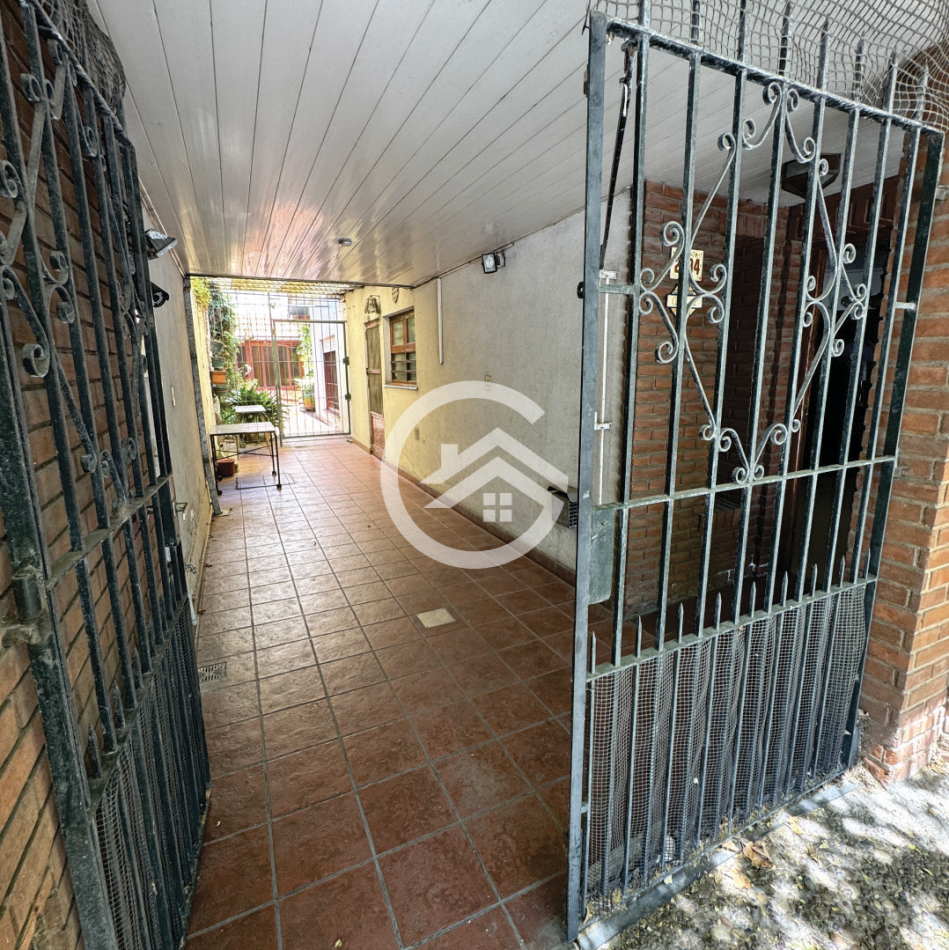 Casa 3 Ambientes con cochera y quincho. 