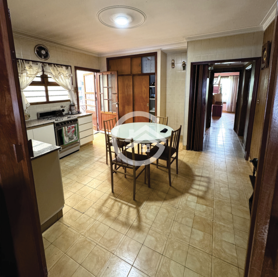 Casa 3 Ambientes con cochera y quincho. 