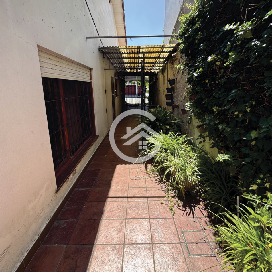 Casa 3 Ambientes con cochera y quincho. 